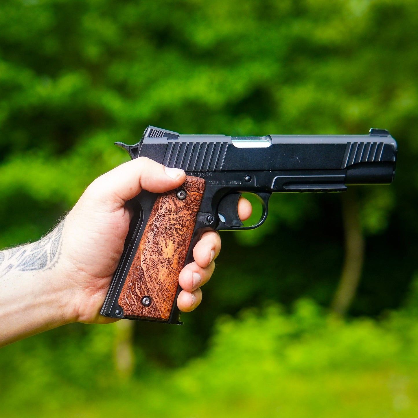 URAY 1911 Empuñaduras de pistola de madera con garra y lobo de gran calidad y tamaño completo