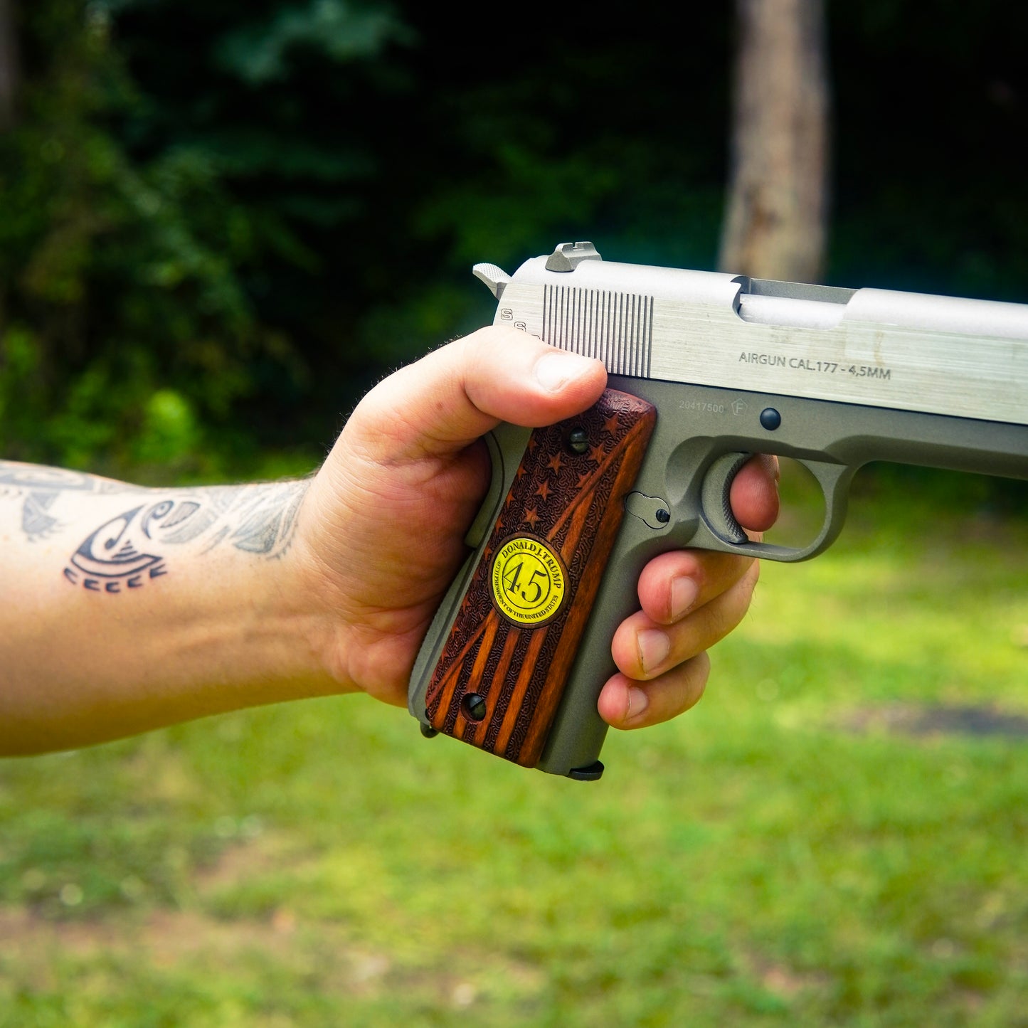 URAY 1911 Empuñaduras de pistola de madera con medallón y bandera de 45 Trump, híbrido hecho a mano/CNC de tamaño completo